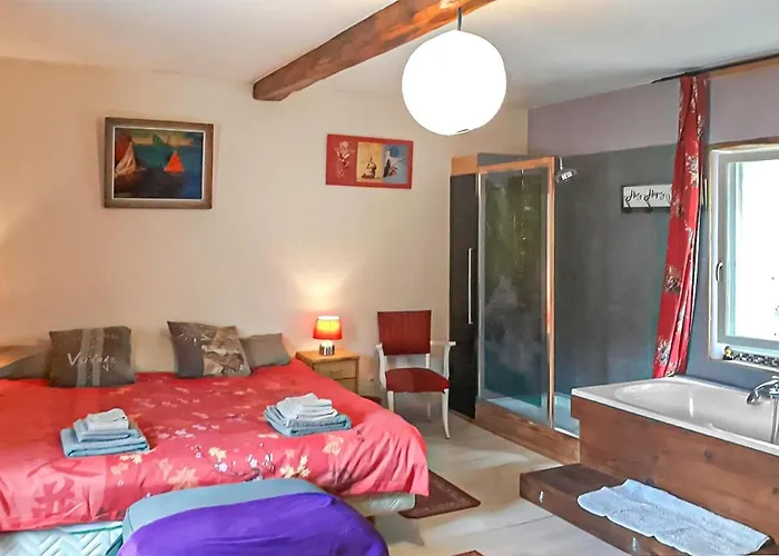 3 Bedroom Stunning Home In Charritte-De-Bas Tatil Evi