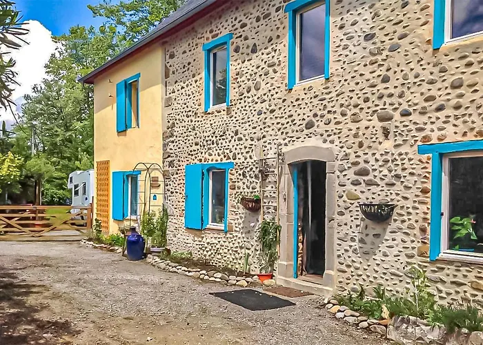 3 Bedroom Stunning Home In Charritte-De-Bas Tatil Evi *
